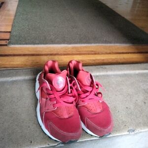 Nike Red Sneakers Modern Sporty Design